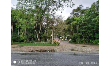 Terreno em Guarujá, Balneario Praia Do Pernambuco, Condomínio IPORANGA localizado com acesso na altura do KM 17,5 da Rodovia Ariovaldo de Almeida Viana, antiga Estrada Guarujá-Bertioga, estando o imóvel o referido lote à PRAÇA N° 27 S/N, SP. Área: 18500m2