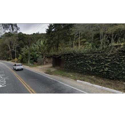 Casa em Nova Friburgo, Prado, Ponte da Saudade, às margens da Rodovia RJ 116 km 76,5, lado esquerdo no sentido Rio de Janeiro, em frente ao Hotel Bucsky, RJ. Área: 131475.16m2