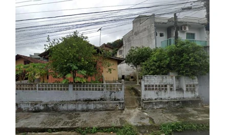 Terreno urbano com casa de madeira em Joinville, Saguaçu, RUA FRANCISCO GOMES DE OLIVEIRA, Nº 537, SC. Área: 610.5m2