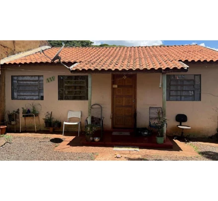 Casa em Arapongas, Conjunto Habitacional Aline T Cerizon, Rua Tapuias, n 111, PR. Área: 240m2