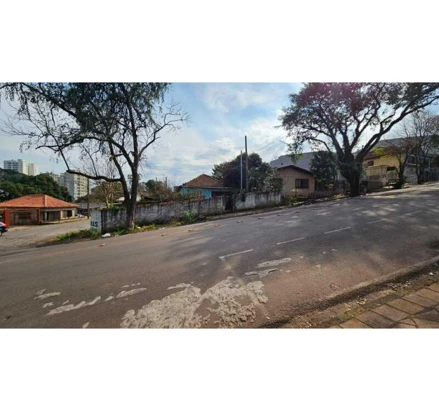 Terreno urbano com casa de madeira em Passo Fundo, Vila Lucas Araujo, Rua General Daltro Filho, 661, RS. Área: 271.895m2