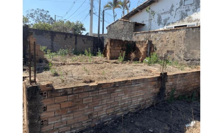 Casa em Cachoeira Paulista, Jardim Europa I, Rua Benedito Francisco dos Santos, ao lado esquerdo do nº 305 (de quem de frente olha), Jardim Europa I, SP. Área: 250m2