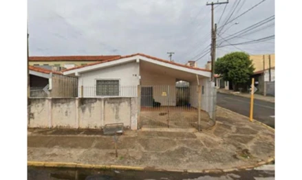 Casa em Bauru, Vila Industrial, Rua Romeu Crivelli, nº 7-81, SP. Área: 128.18m2
