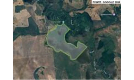 Fazenda em Serranópolis, , Serranópolis/GO à Chapadão do Céu/GO, partindo de Serranópolis/GO pela Rodovia GO-184 por 11,00 KM, daí entrar à direita na estrada de chão e seguir por mais 9,70 KM, GO. Área: 726.29m2