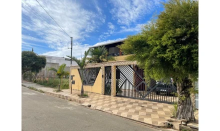 Casa residencial em Pouso Alegre, Jardim Sao Joao, RUA DONA ALCIDES REZENDE, 60, MG. Área: 260m2
