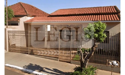 Casa residencial em Ourinhos, Vila Boa Esperança, Rua Valentim Gentil, nº 147, SP. Área: 256m2