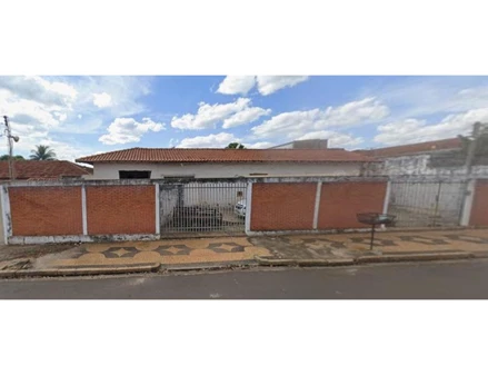 Casa em Penápolis, Norte, Rua Treze de Maio, n 141, SP. Área: 181m2