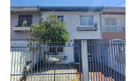 Casa em Curitiba, Cajuru, Rua Floriano Ramos Ribeiro, nº 102, Bairro Cajuru, CEP 82940-180, Curitiba/PR, PR. Área: 111.15m2