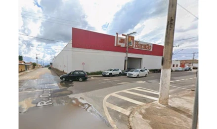 Comercial em Patos de Minas, Santo Antônio, RUA OURO PRETO, 700- ESQUINA COM A RUA DR. ADÉLIO MACIEL, MG. Área: 879.53m2