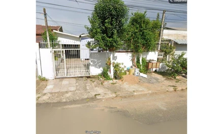Terreno urbano com casa de madeira em Gravataí, Vila Central, Rua I, Vila Central, Barnabé, RS. Área: 70m2