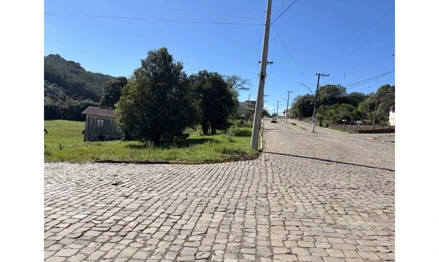 Outros em David Canabarro, null, Terreno Urbano n.º 18, com a área de 390,00m², sem benfeitorias, situado na cidade de David Canabarro/RS, no lado par da Av. Fabrício de Oliveira Pilar, na esquina com a Rua Ernesto Rissato, medindo e confrontando: ao Norte, por 13,00 metros, com terras urbanas de Valdyr Miguel Possan; ao Sul, por 1, RS. Área: 390m2